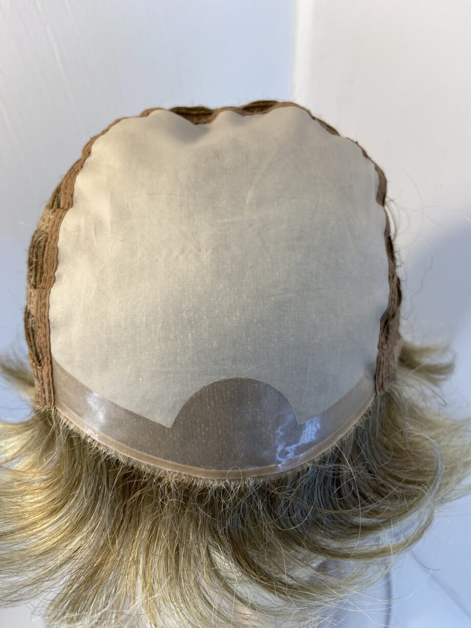 Blonde short wig. Blss523