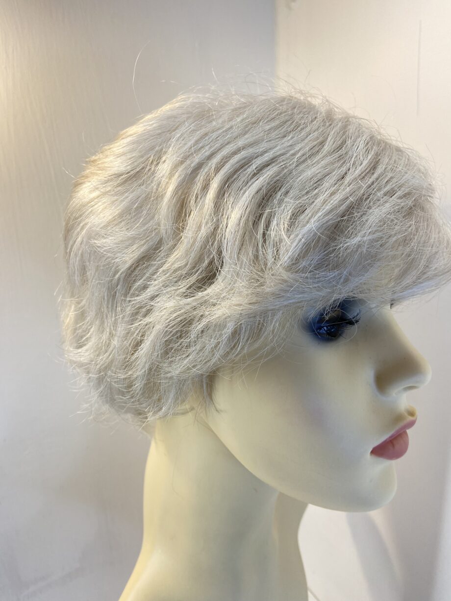 White / silver short wig. Wsw525