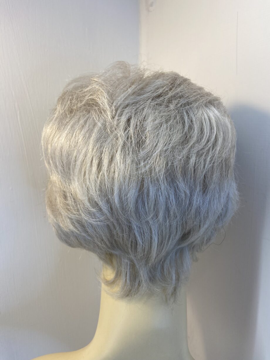 White / silver short wig. Wsw525