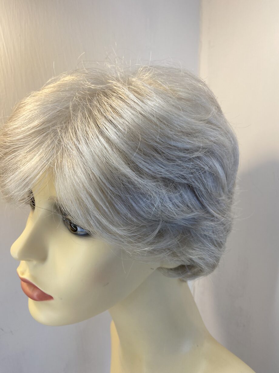 White / silver short wig. Wsw525