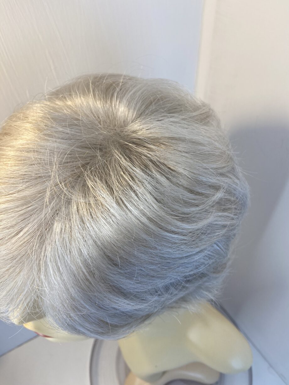 White / silver short wig. Wsw525