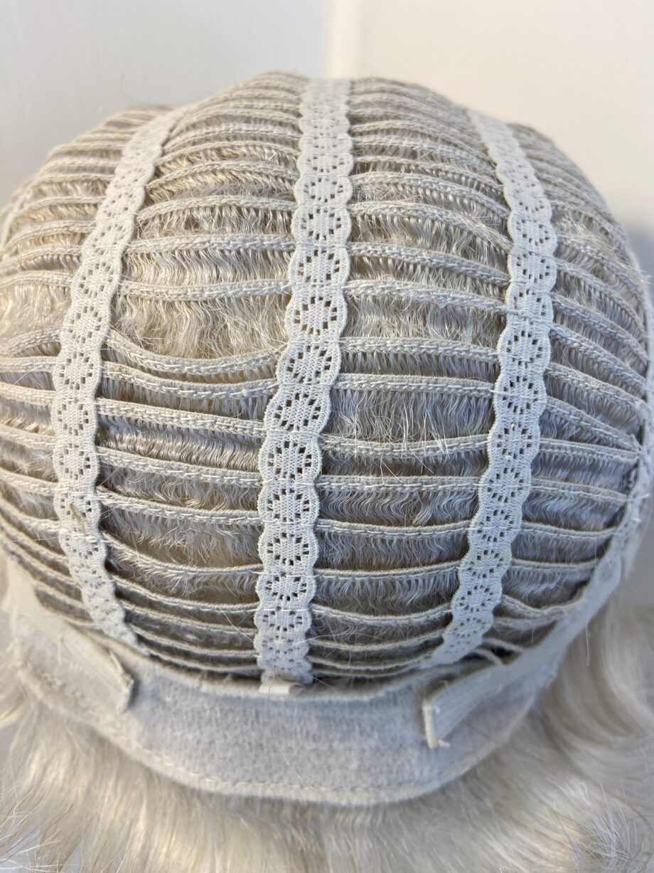 White / silver short wig. Wsw525