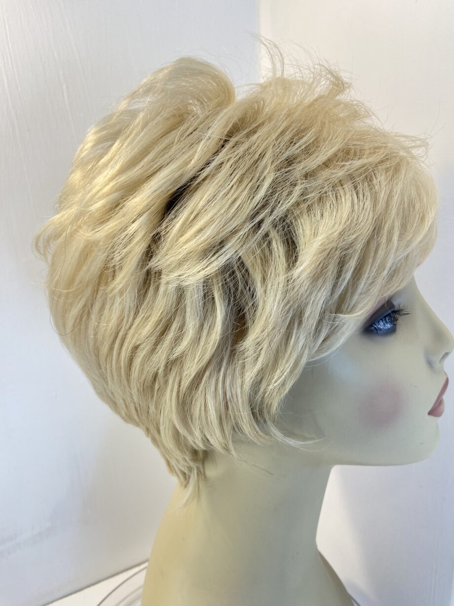 Rooted blonde short wig. Blss526