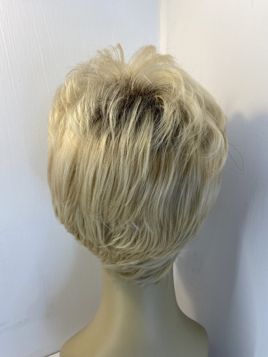 Rooted blonde short wig. Blss526