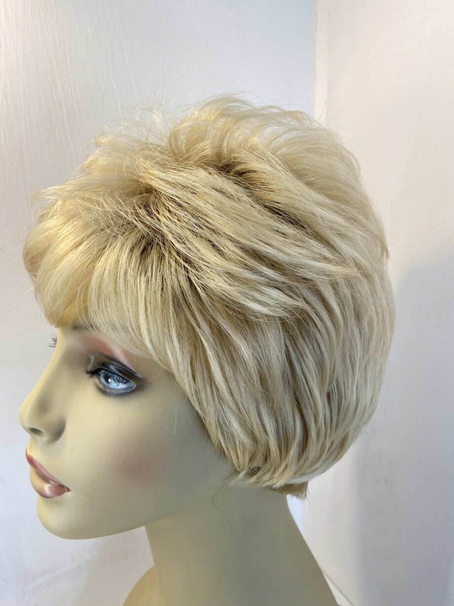 Rooted blonde short wig. Blss526