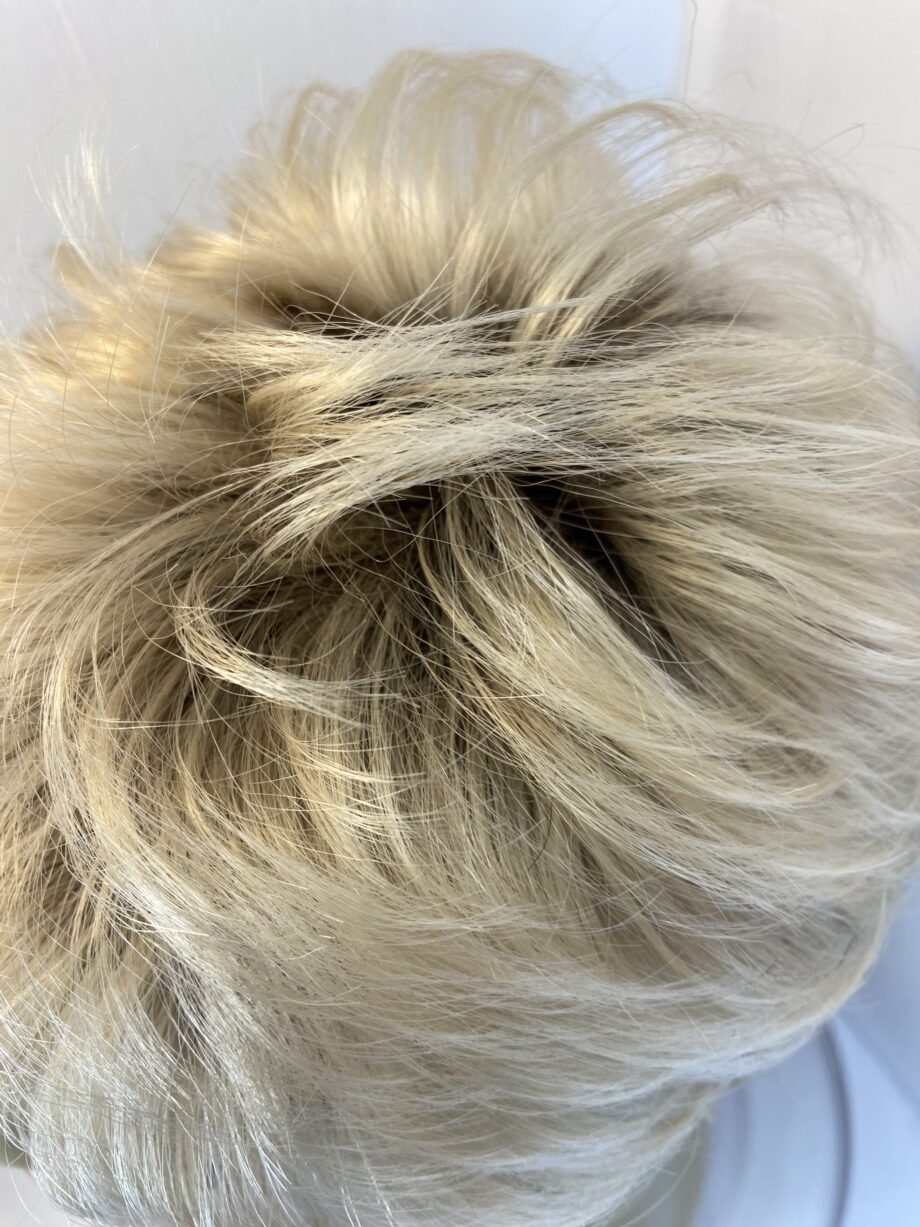 Rooted blonde short wig. Blss526
