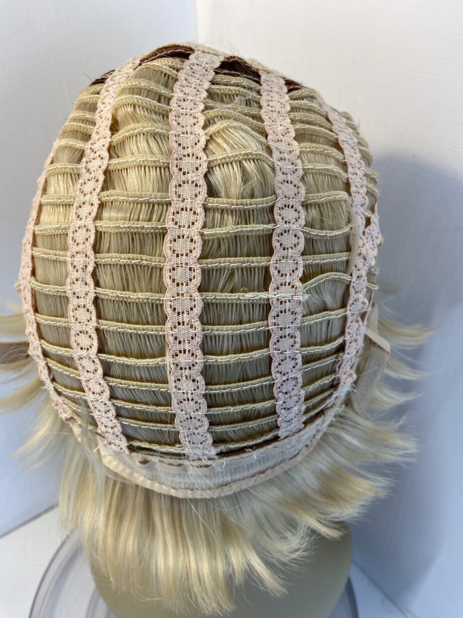 Rooted blonde short wig. Blss526