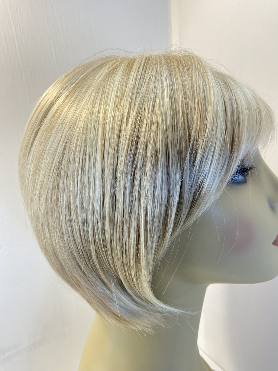 Super soft light blonde wig. Blss741