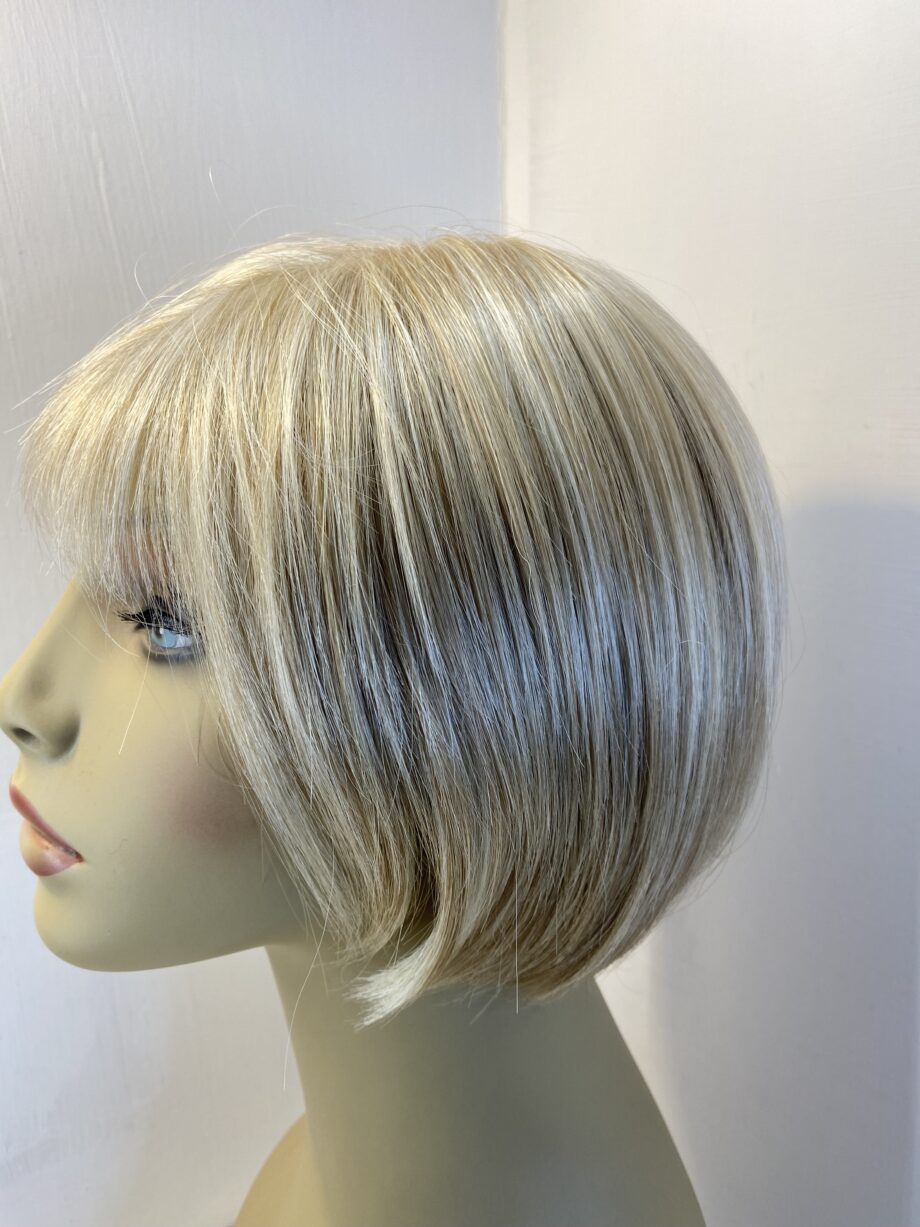Super soft light blonde wig. Blss741