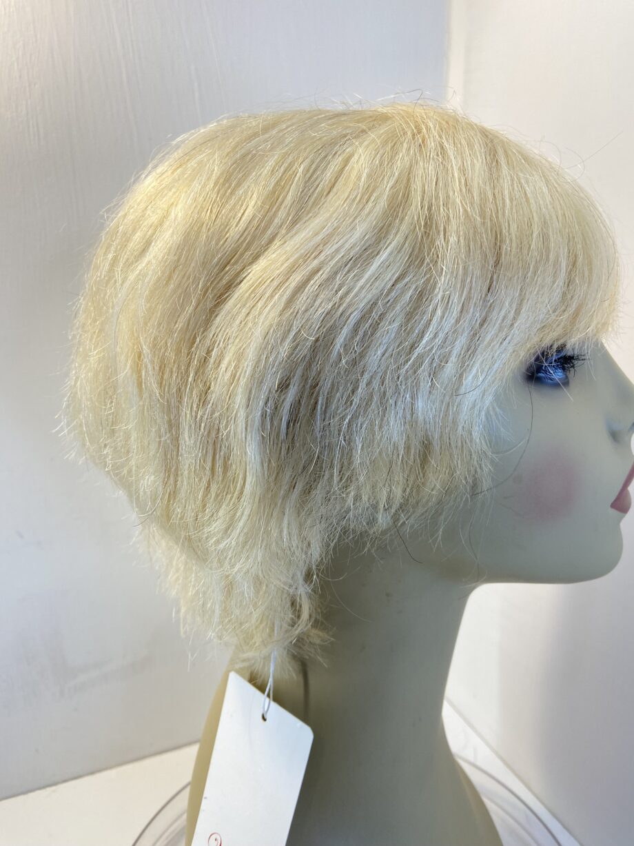 New light blonde short wig. Blss742