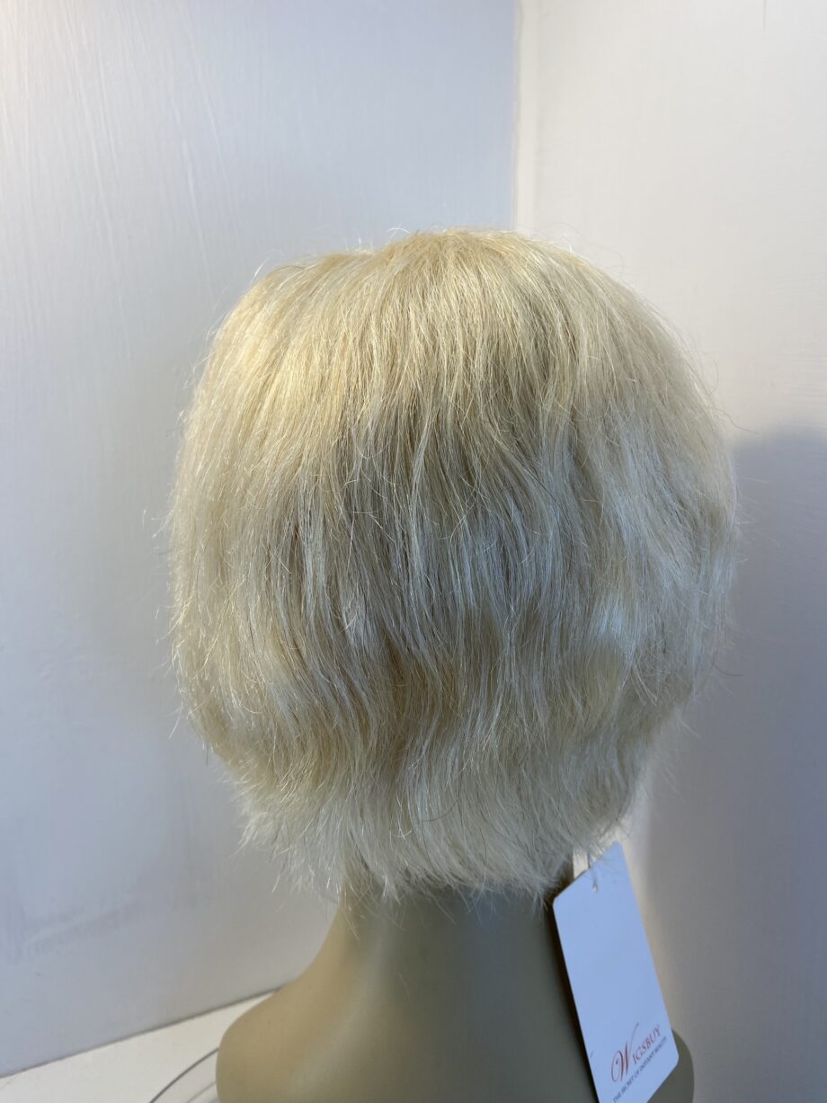 New light blonde short wig. Blss742