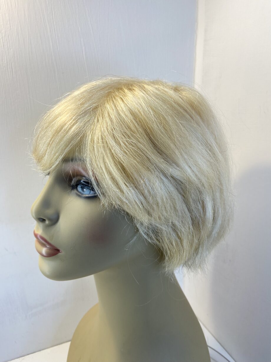 New light blonde short wig. Blss742