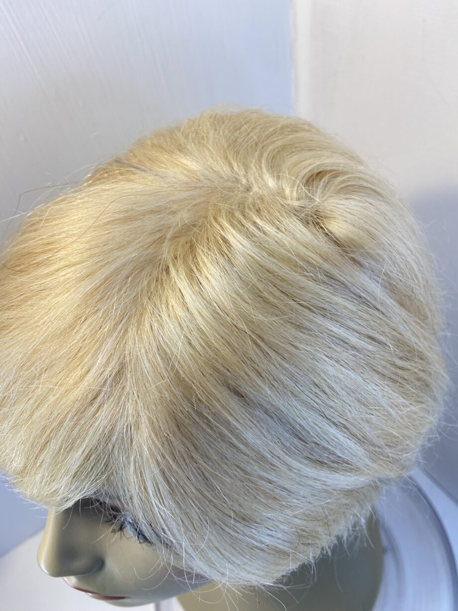 New light blonde short wig. Blss742