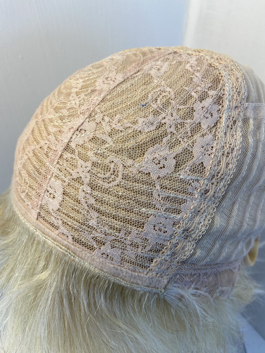 New light blonde short wig. Blss742