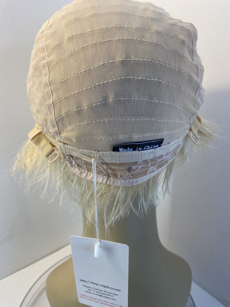 New light blonde short wig. Blss742