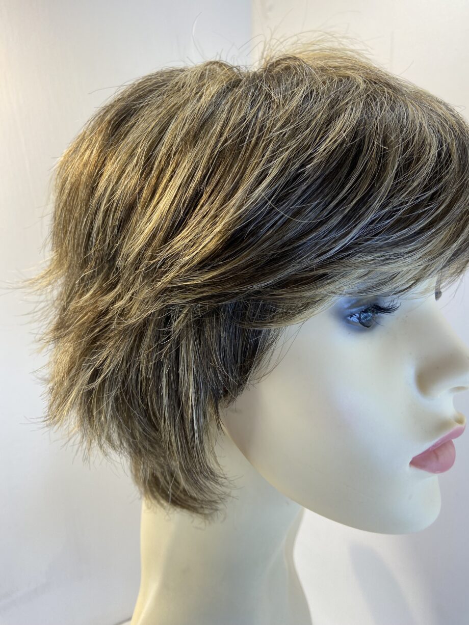 Stylish modern brown highlighted wig. Brss744a