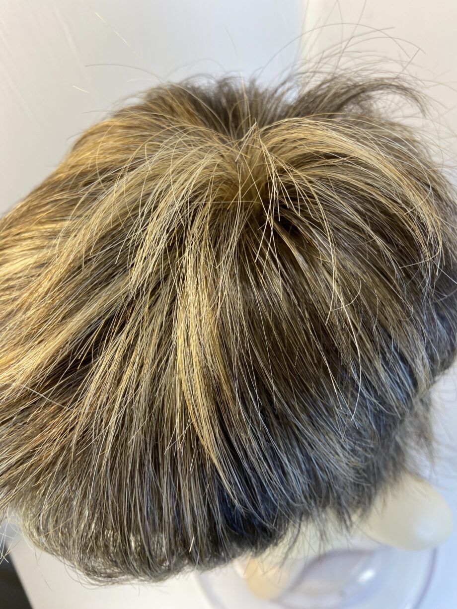 Stylish modern brown highlighted wig. Brss744a