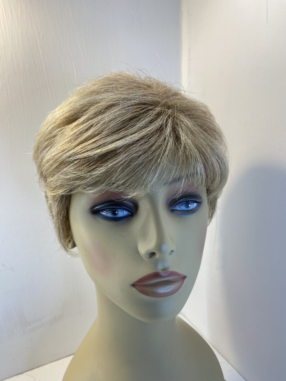 Short blonde wig. Blss801