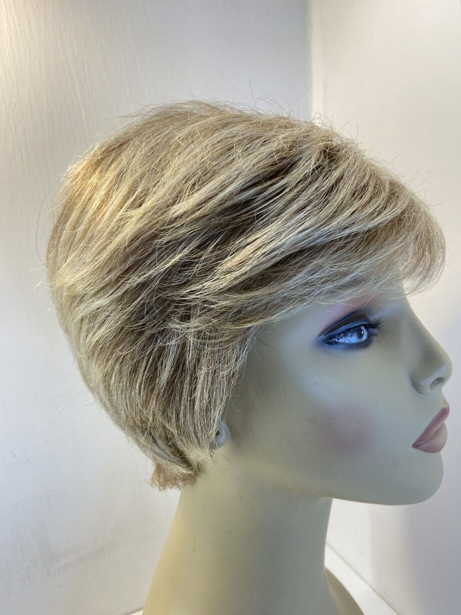 Short blonde wig. Blss801