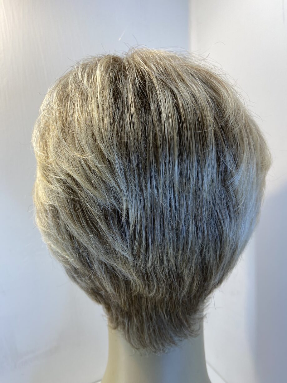 Short blonde wig. Blss801