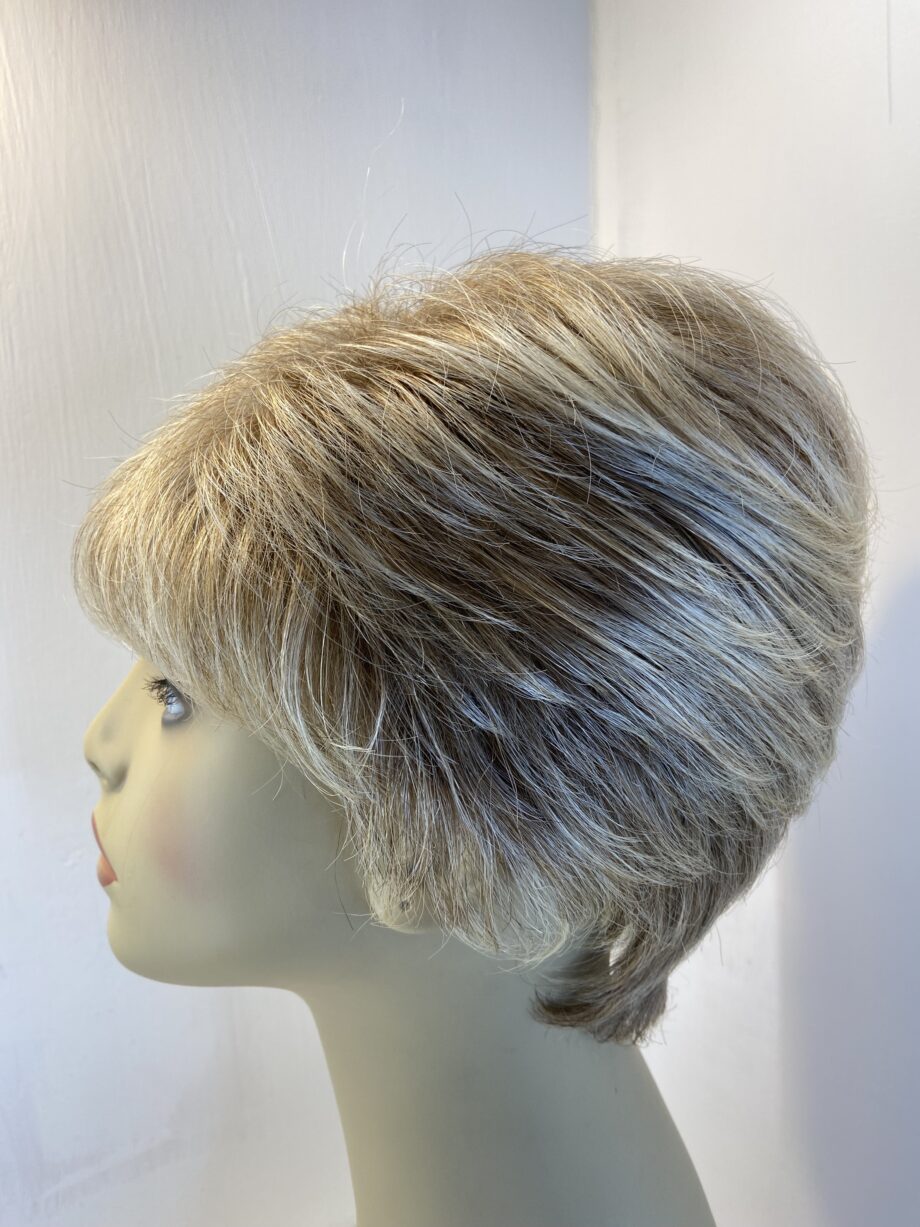 Short blonde wig. Blss801