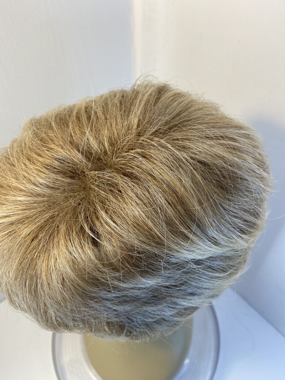 Short blonde wig. Blss801