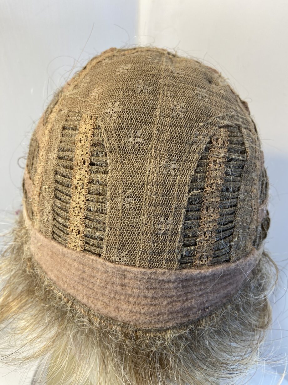 Short blonde wig. Blss801