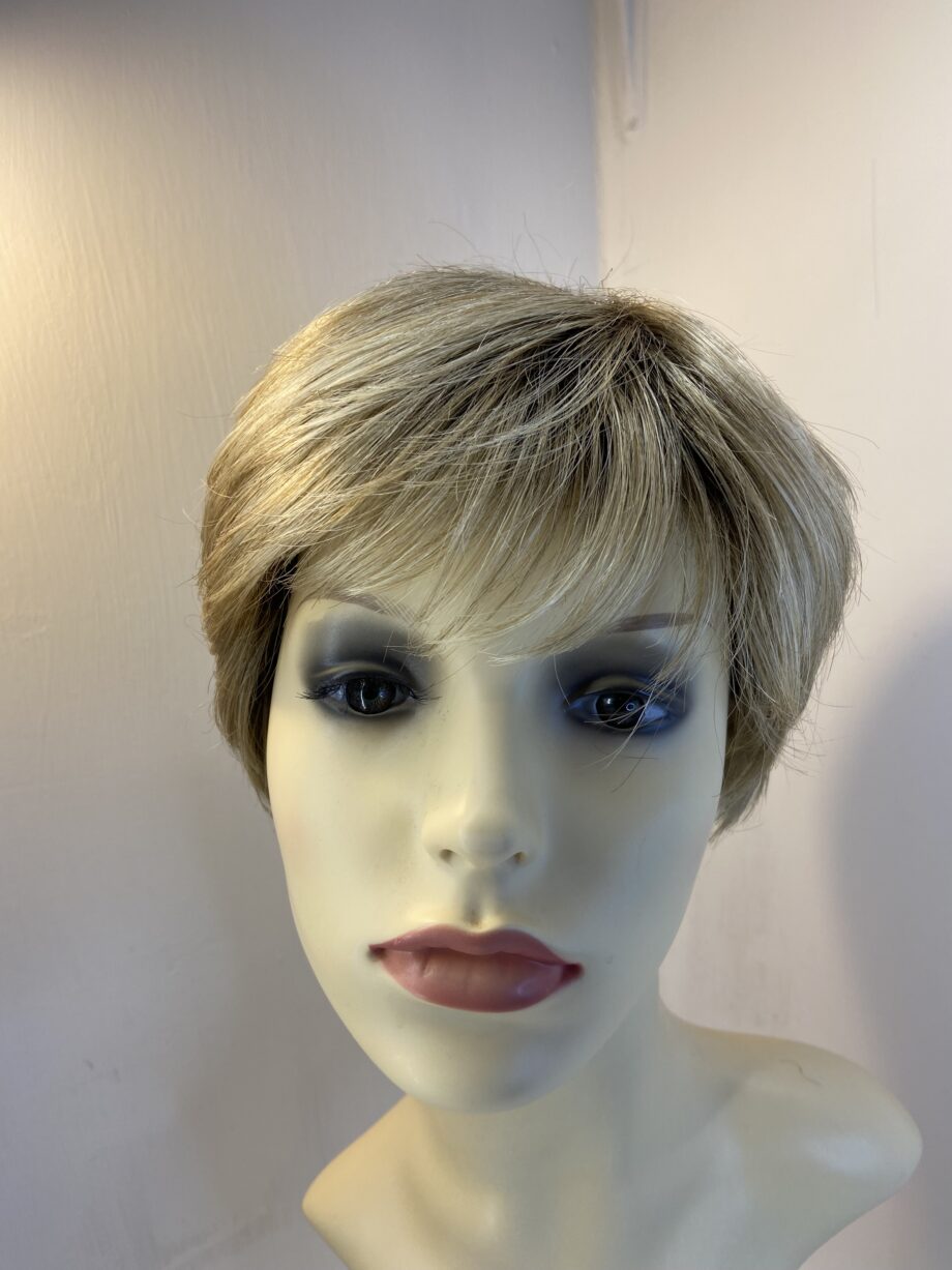 Rooted blonde short wig. Blss802