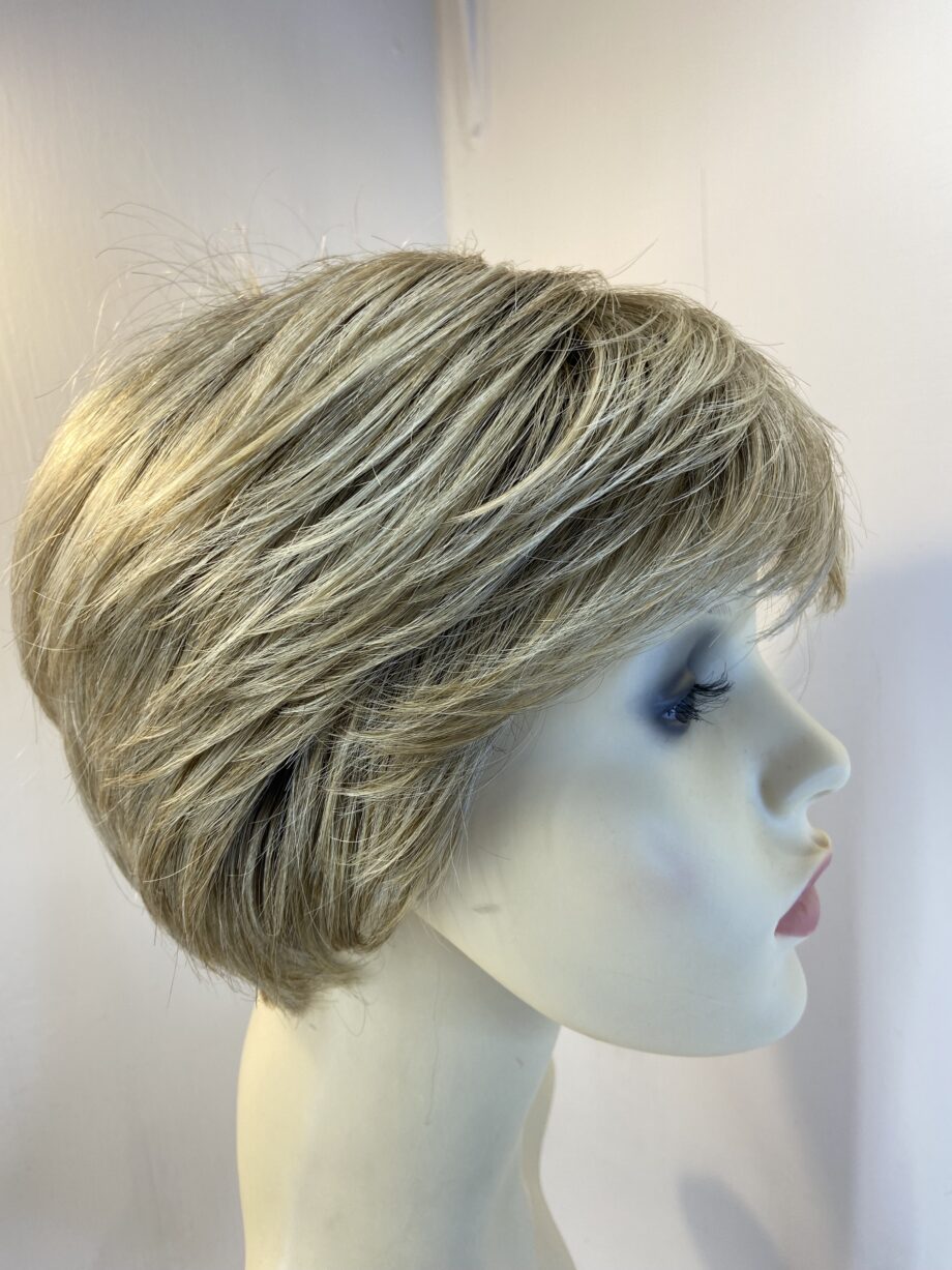 Rooted blonde short wig. Blss802