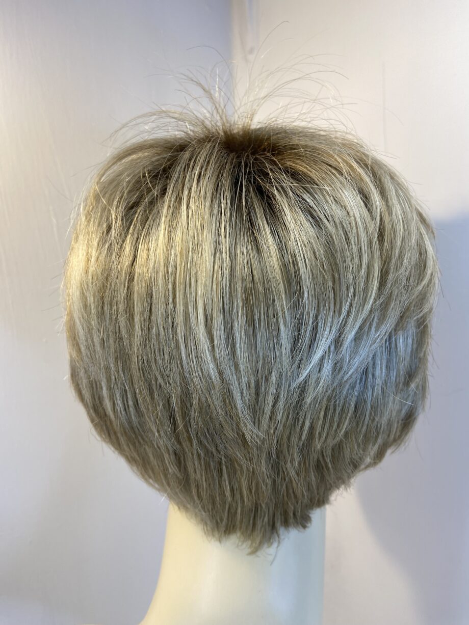 Rooted blonde short wig. Blss802