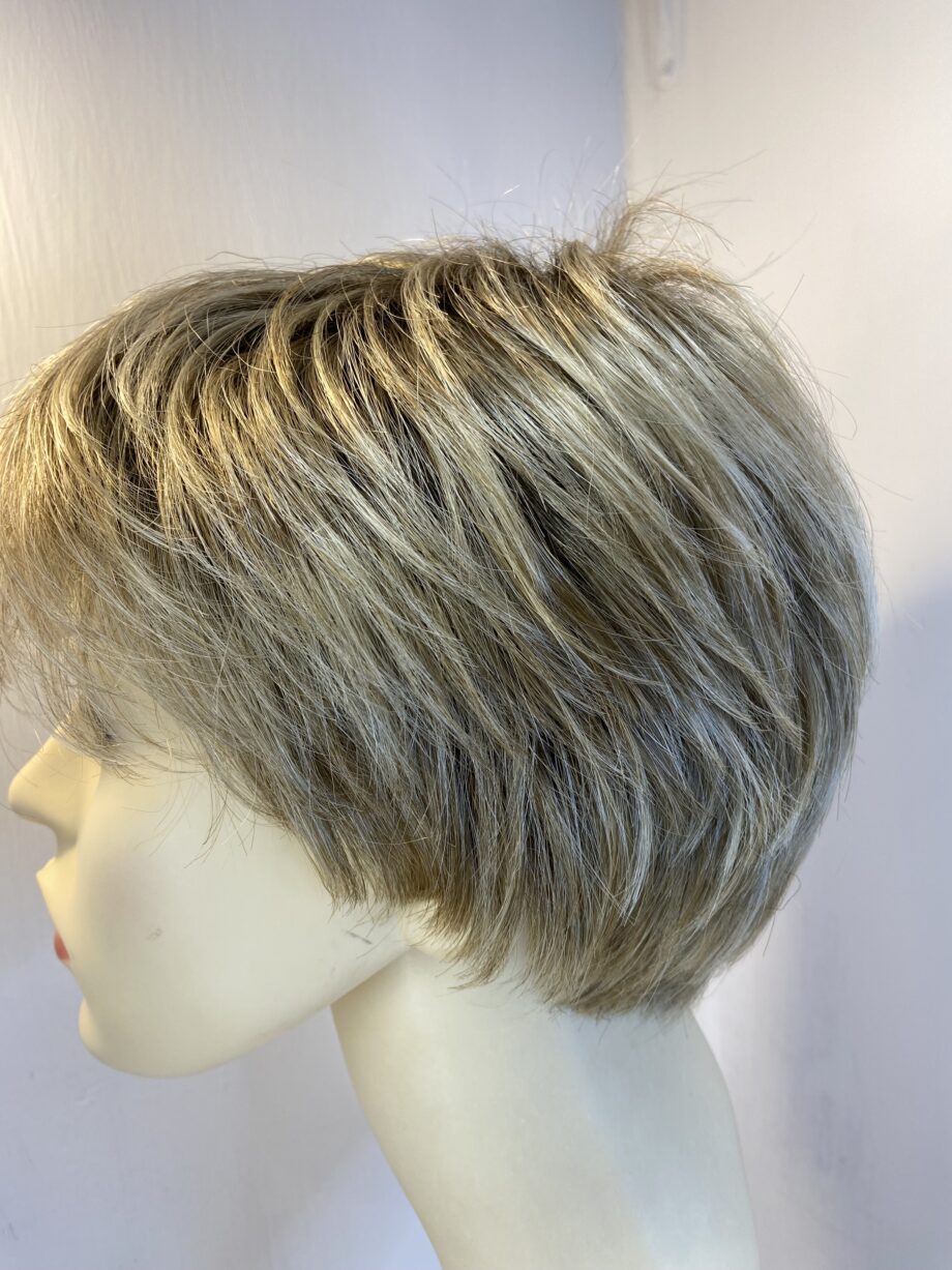 Rooted blonde short wig. Blss802