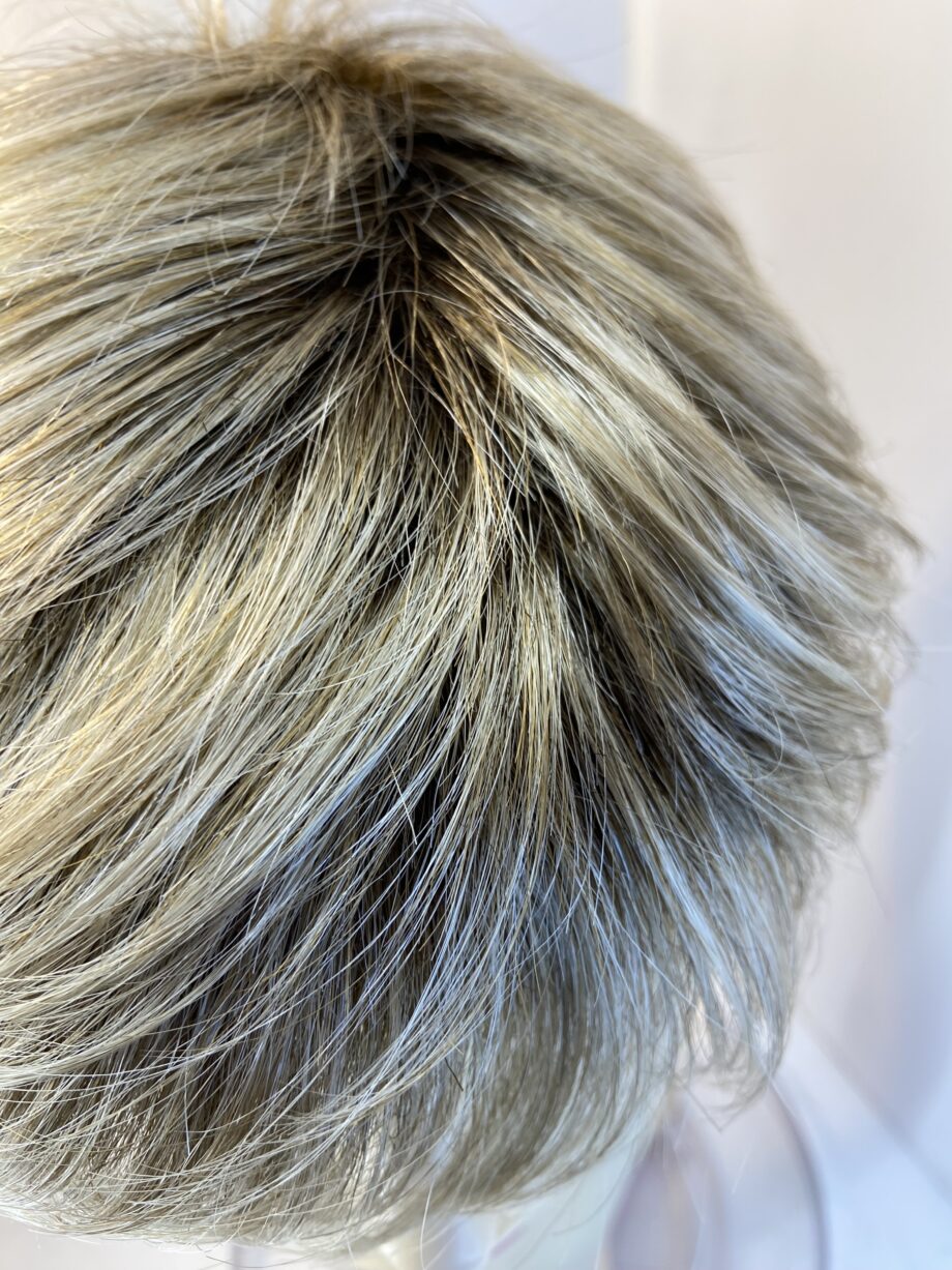 Rooted blonde short wig. Blss802