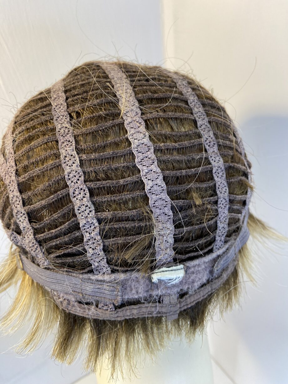 Rooted blonde short wig. Blss802