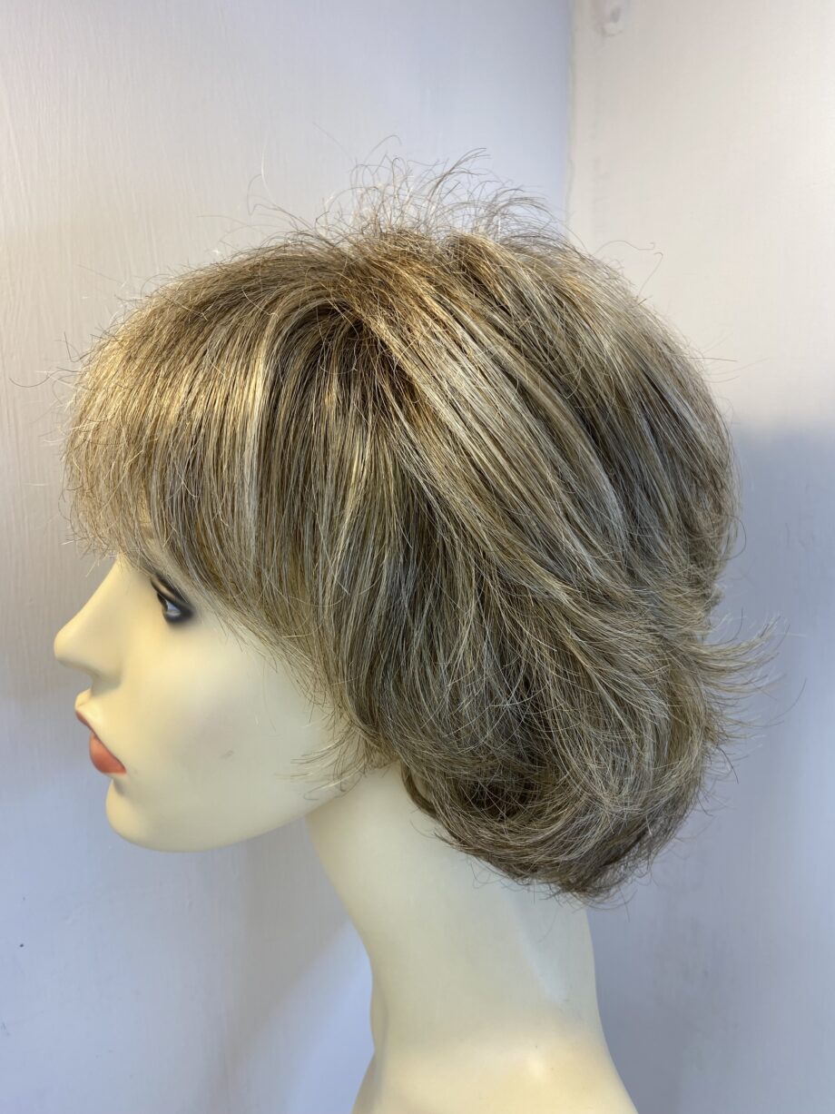 Blonde short wig. Blmw813