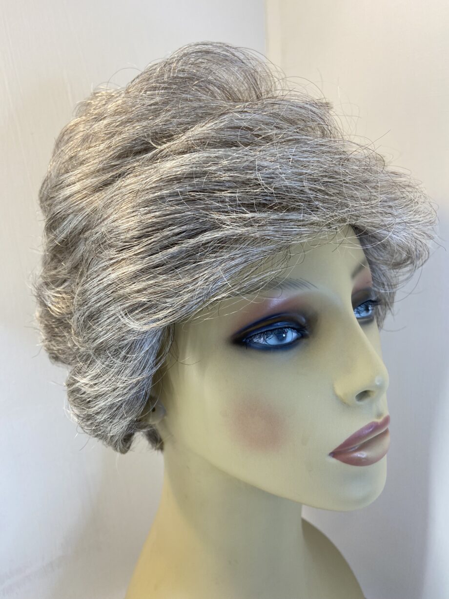 Silver grey wavy wig. Gmw738