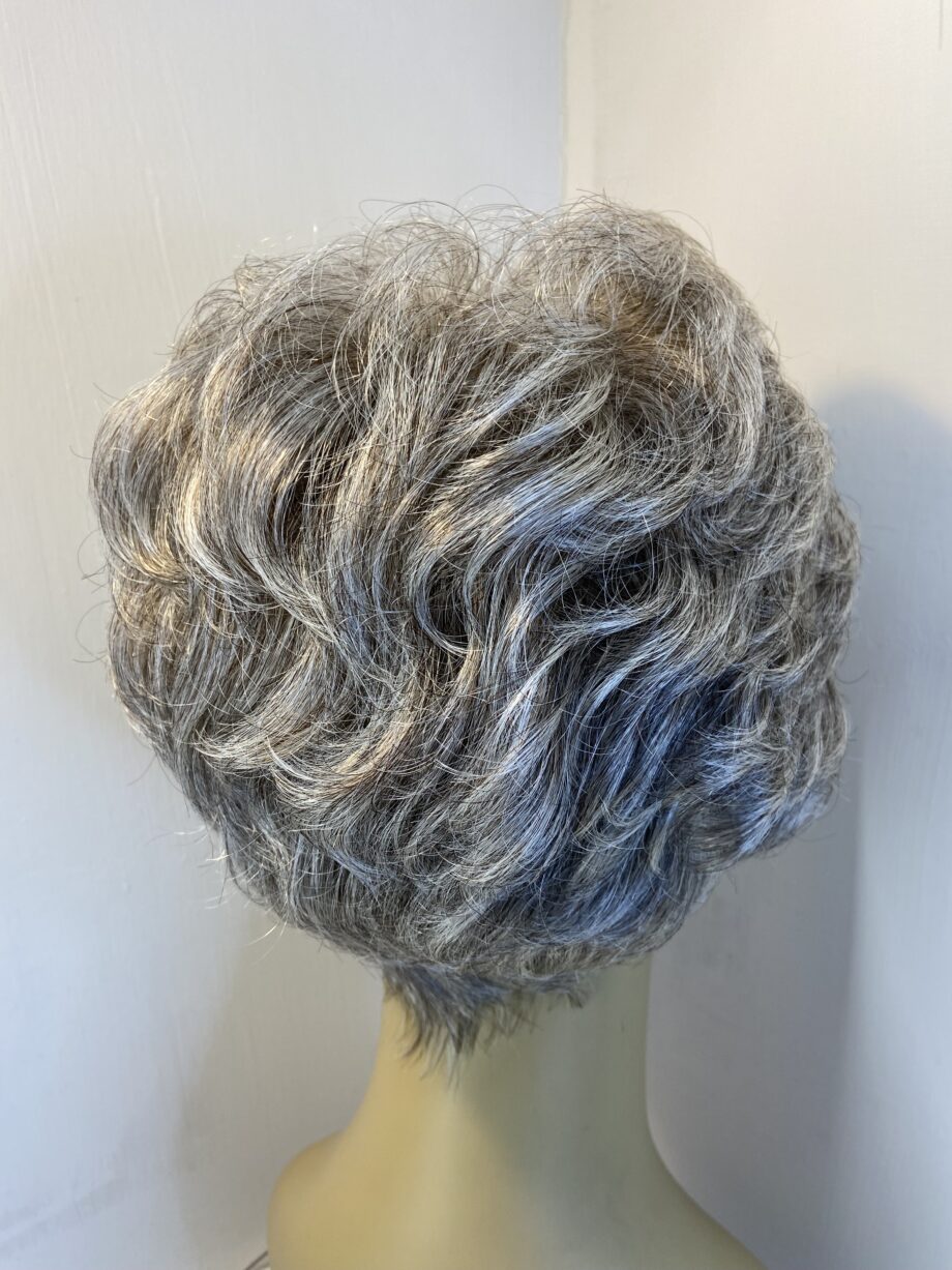 Silver grey wavy wig. Gmw738