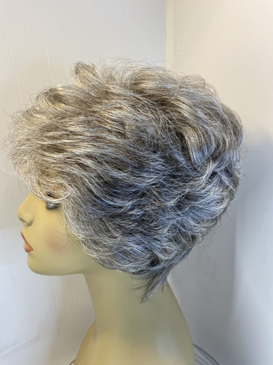 Silver grey wavy wig. Gmw738
