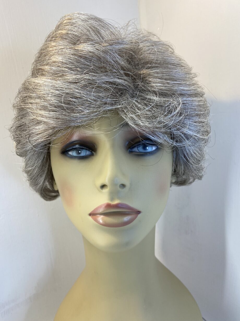 Silver grey wavy wig. Gmw738