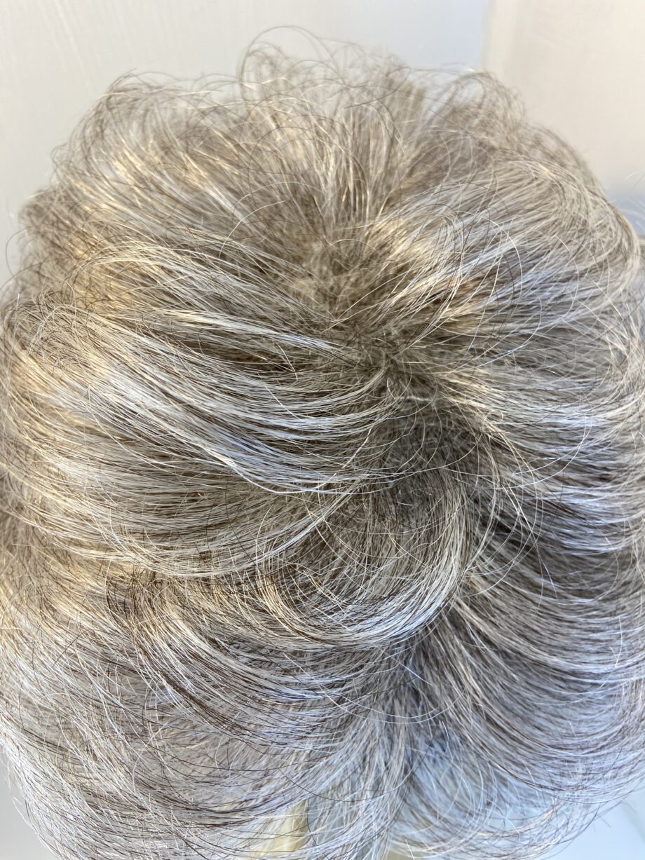Silver grey wavy wig. Gmw738