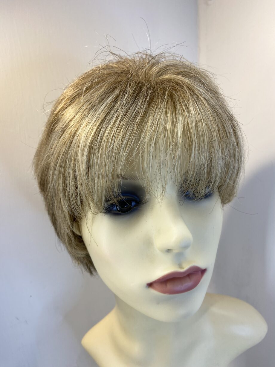Blonde short wig. Blss739