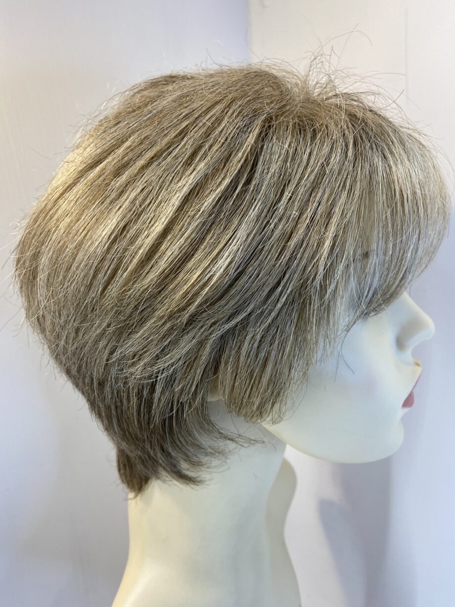 Blonde short wig. Blss739