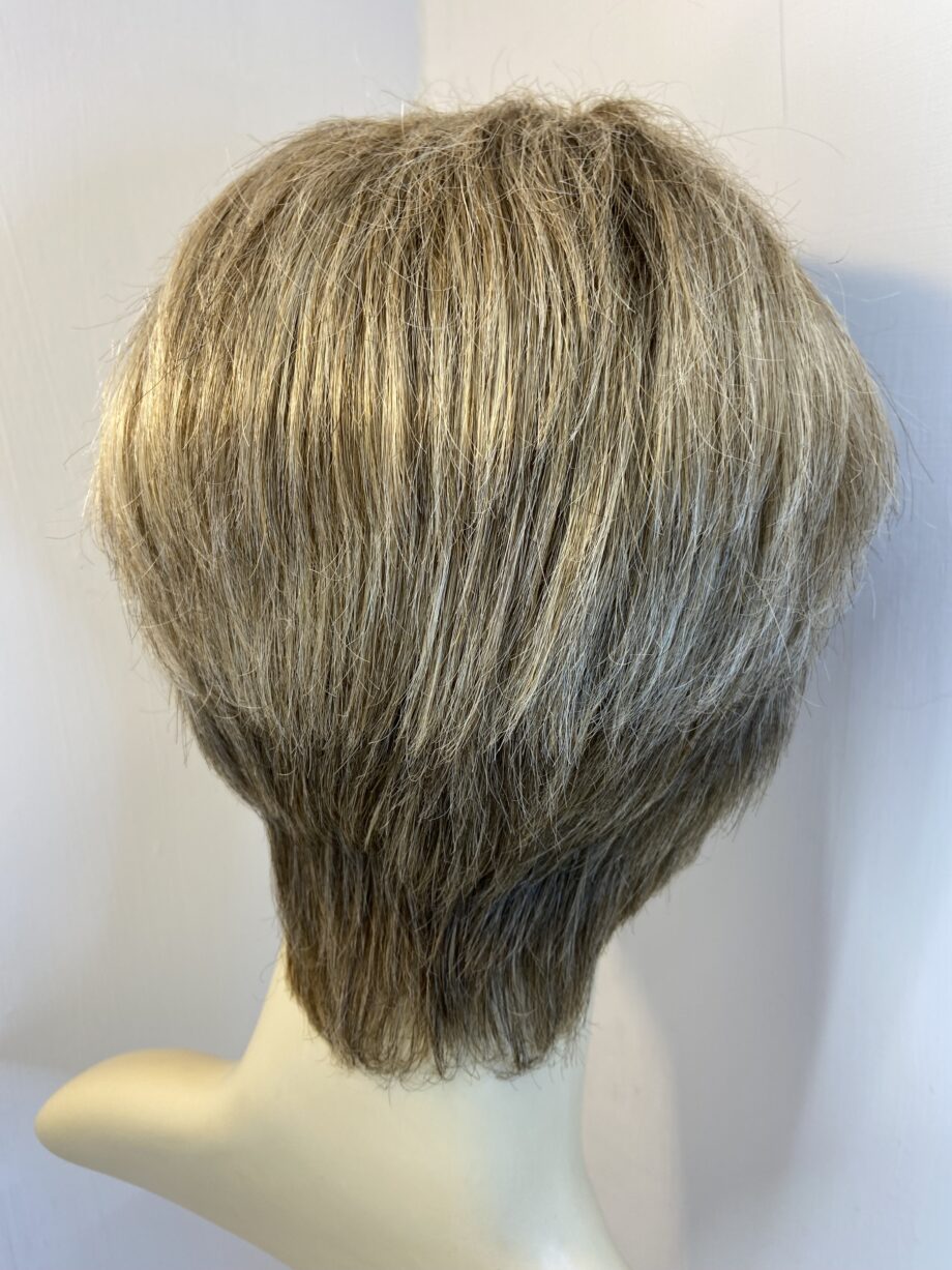 Blonde short wig. Blss739