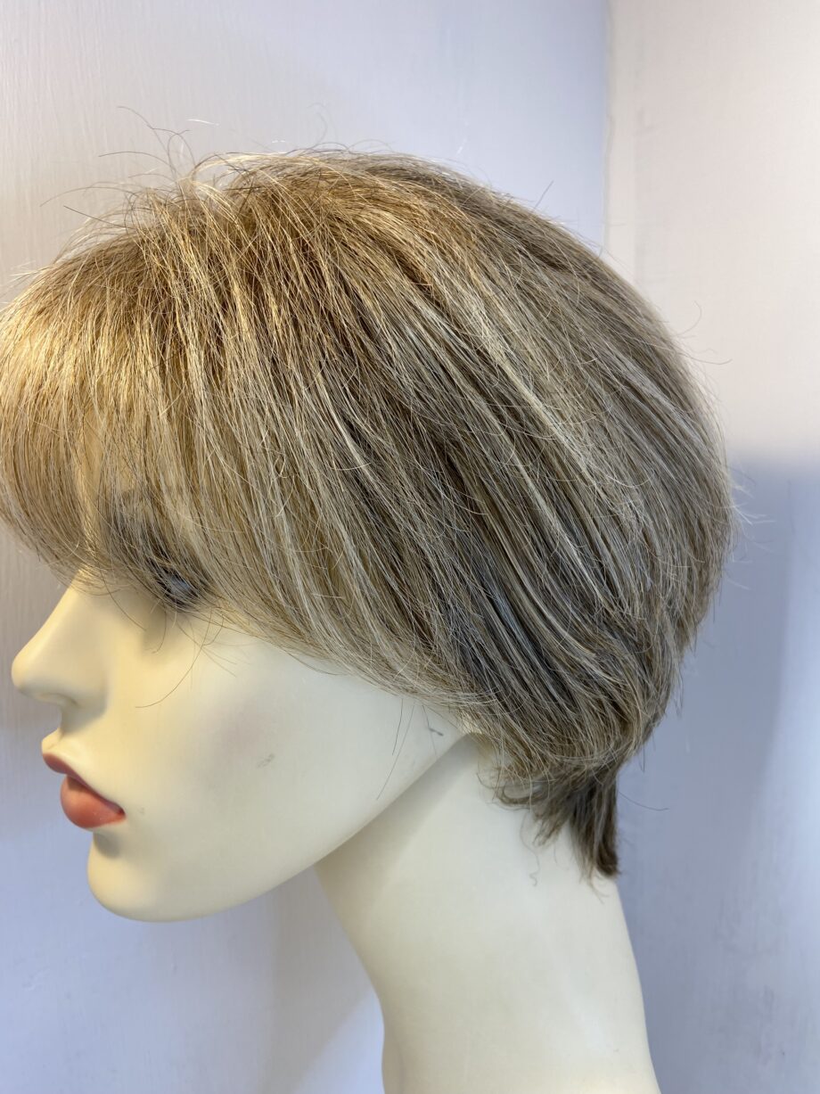 Blonde short wig. Blss739