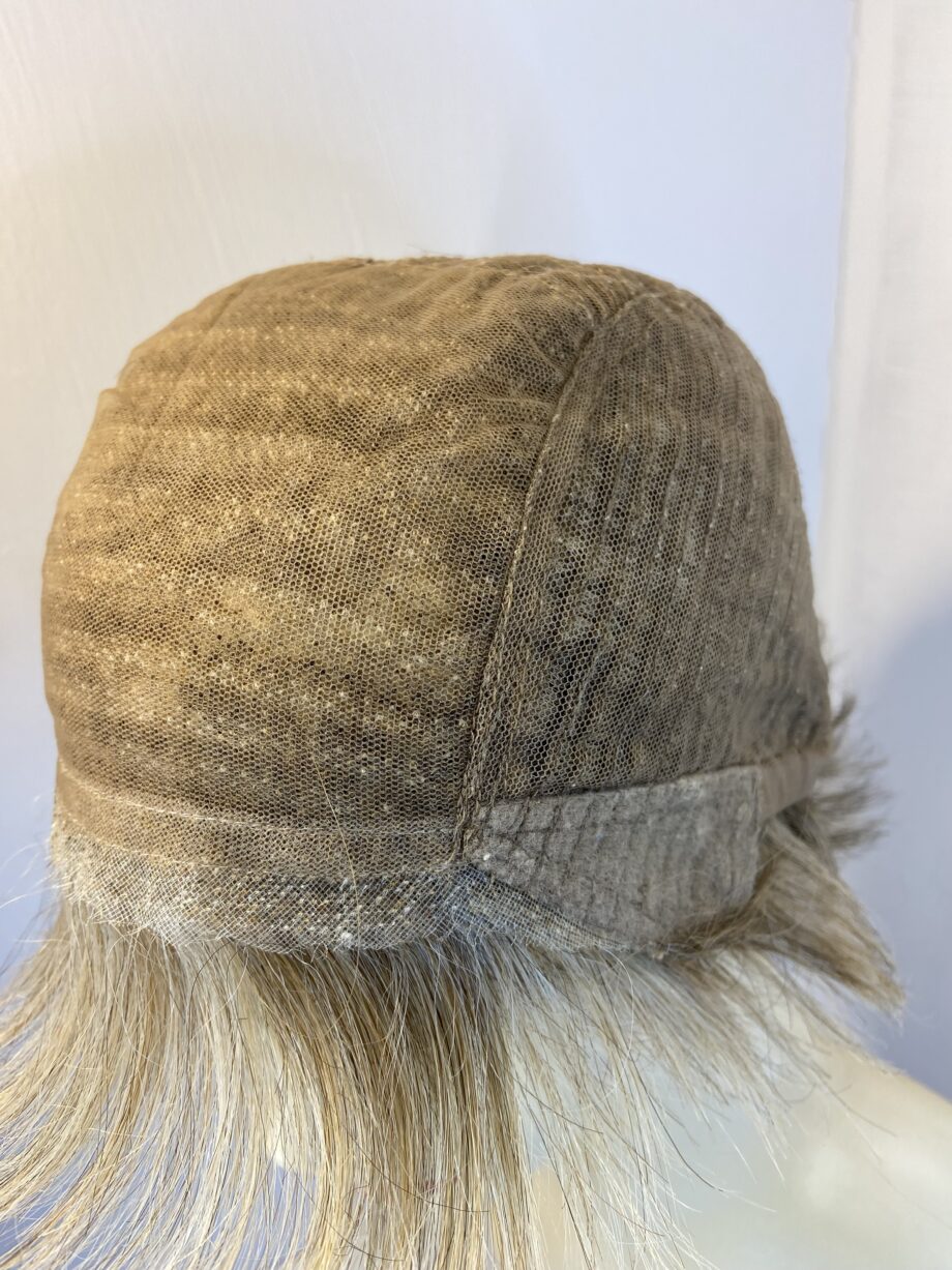 Blonde short wig. Blss739