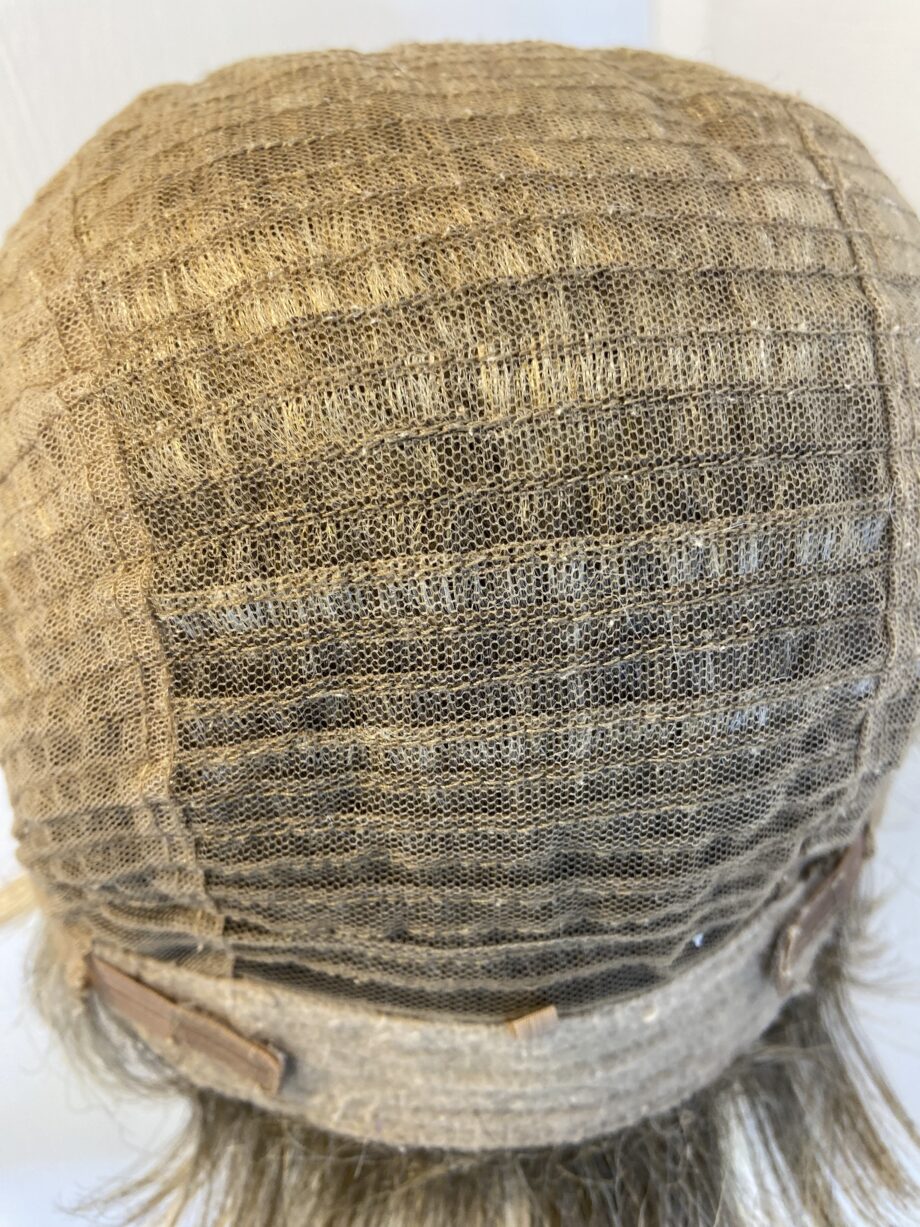Blonde short wig. Blss739