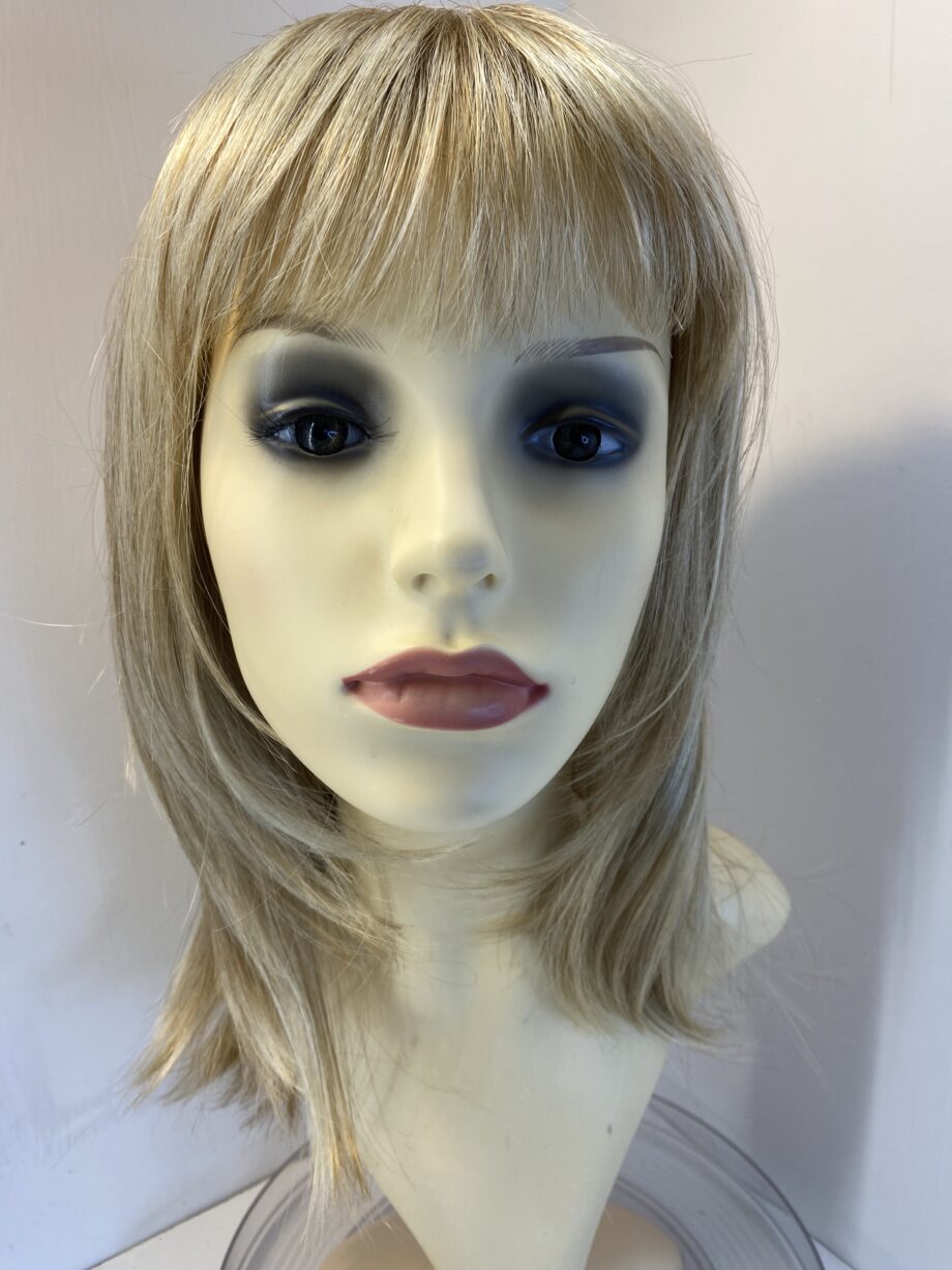 Stunning blonde long wig. Bllw742