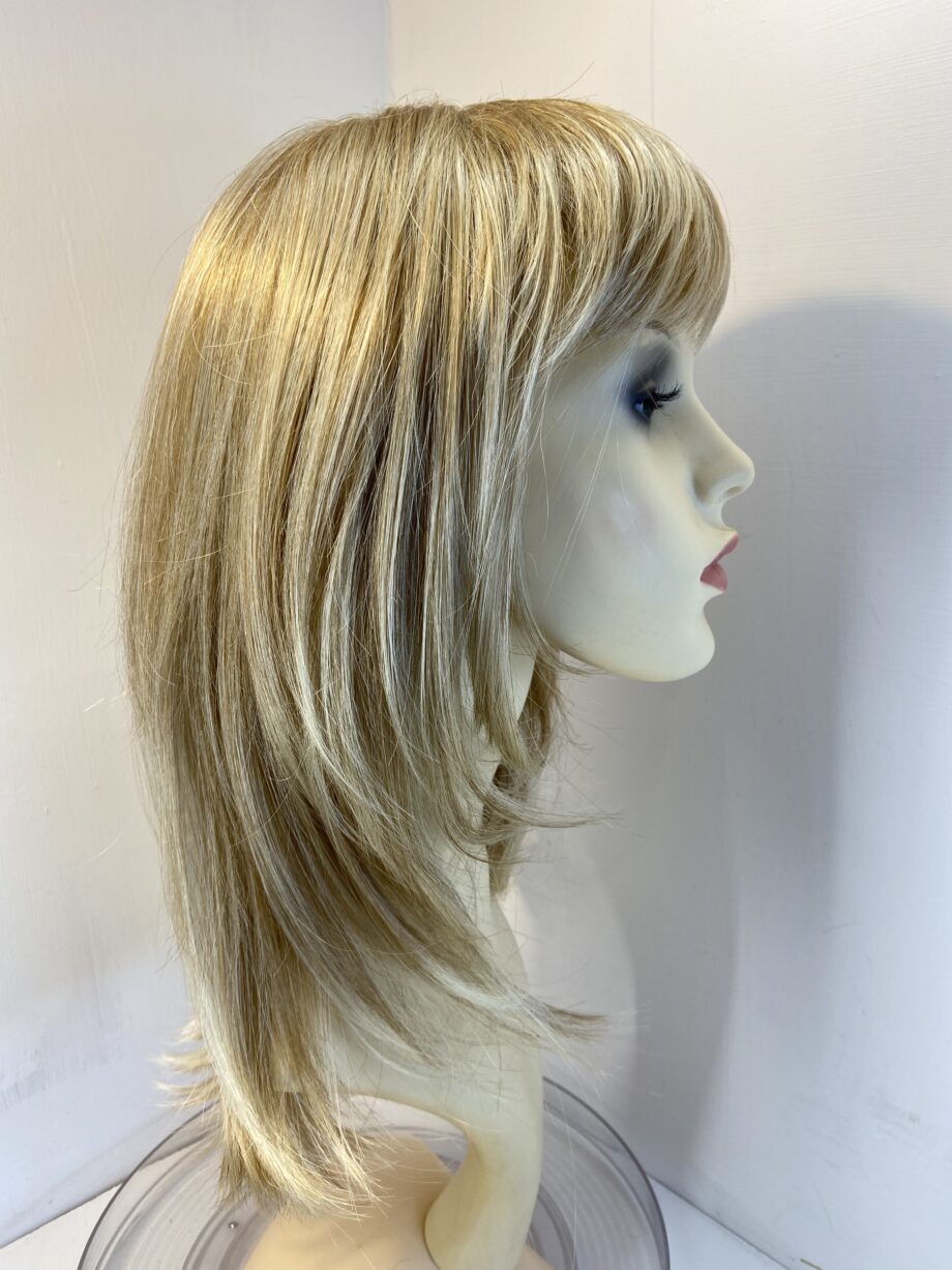 Stunning blonde long wig. Bllw742