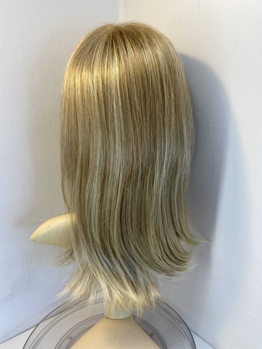 Stunning blonde long wig. Bllw742