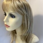 Stunning blonde long wig. Bllw742
