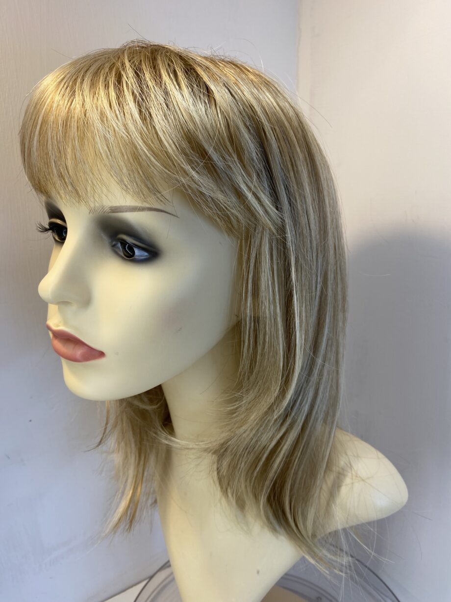 Stunning blonde long wig. Bllw742
